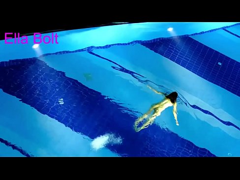 ❤️ Saya tidak bisa berhenti menonton, pirang muda tertangkap basah berenang di kolam resor ELLA BOLT ❤ Porno pada kami ❤